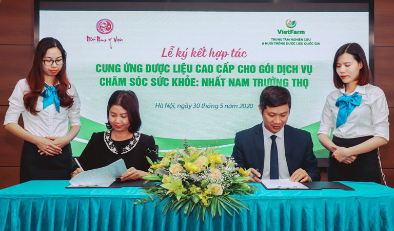 Nhất Nam Y Viện kí kết hợp tác với TT Nghiên cứu và Nuôi trồng Dược liệu Quốc gia - Vietfarm