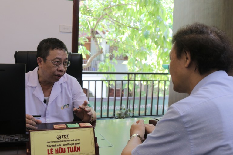 Bác sĩ Lê Hữu Tuấn luôn thấu hiểu và chia sẻ nỗi niềm khó nói với người bệnh
